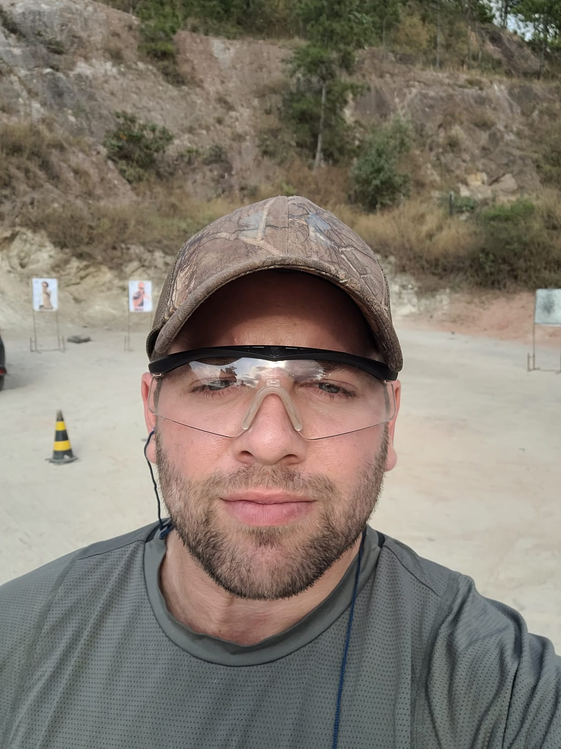 Instrutor em campo de tiro