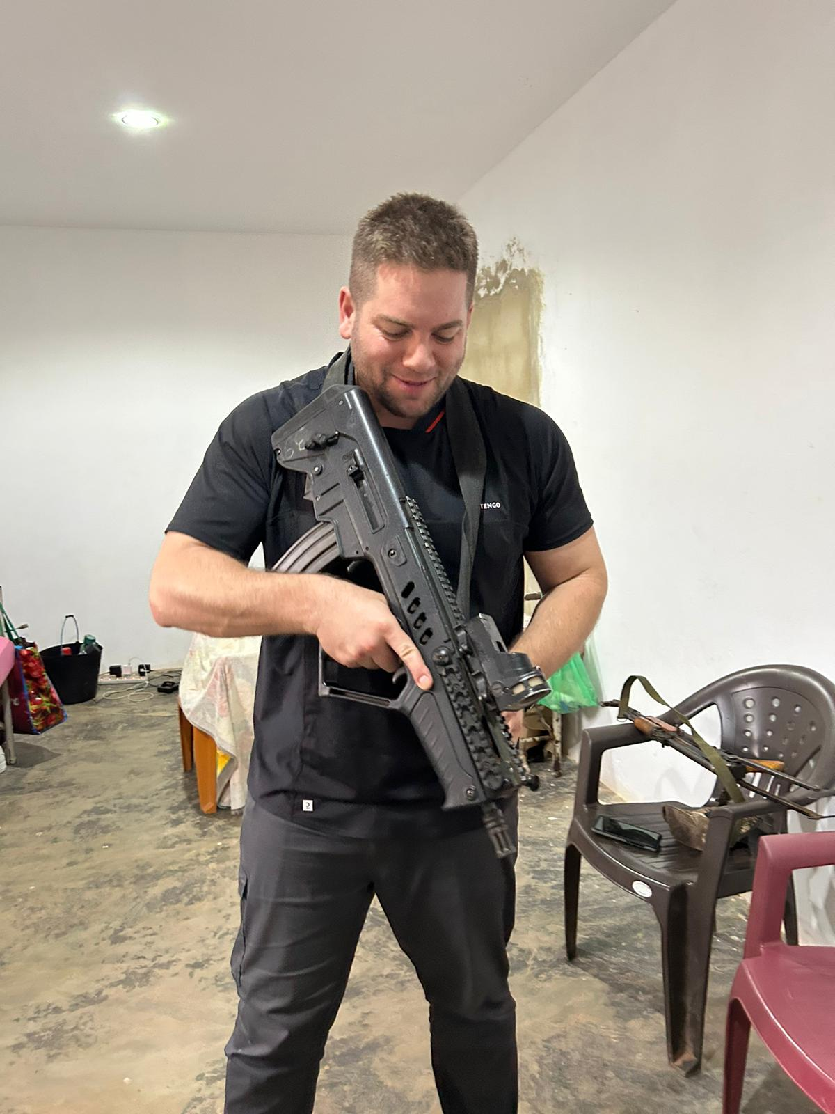 Instrutor com equipamento tático em treinamento