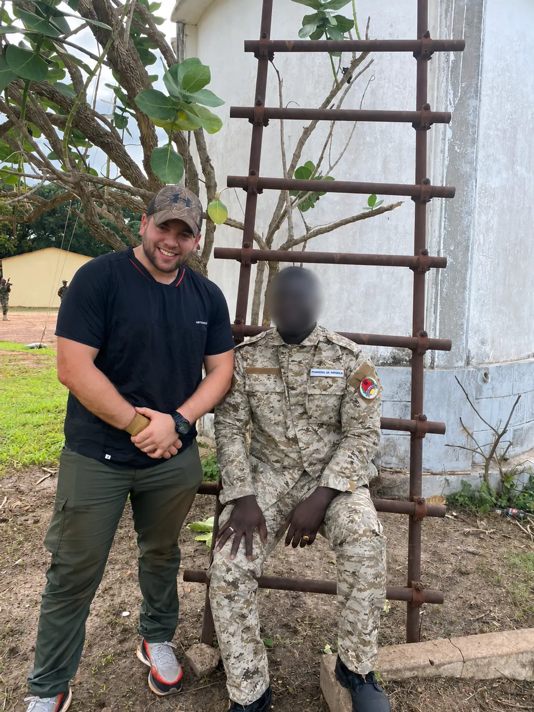 Instrutor em campo de treinamento na África